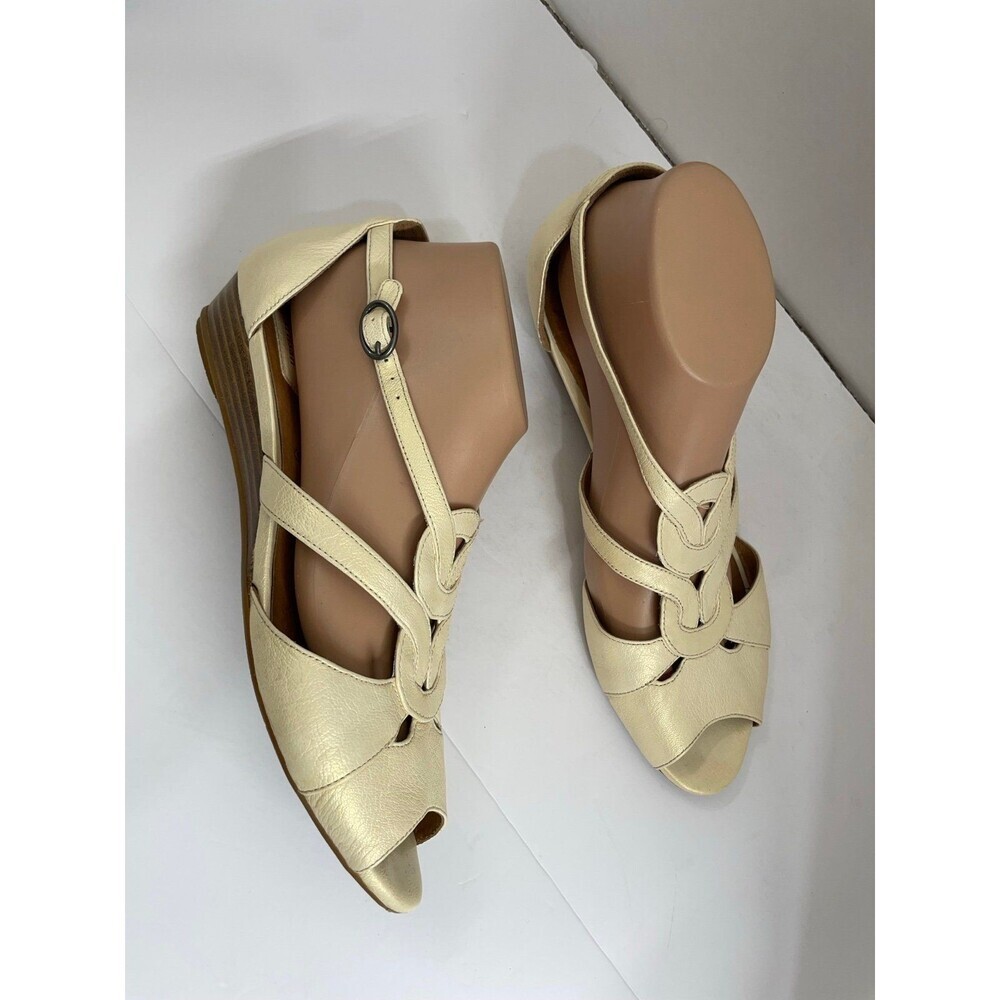 Clarks artisan  sandals size  8  M